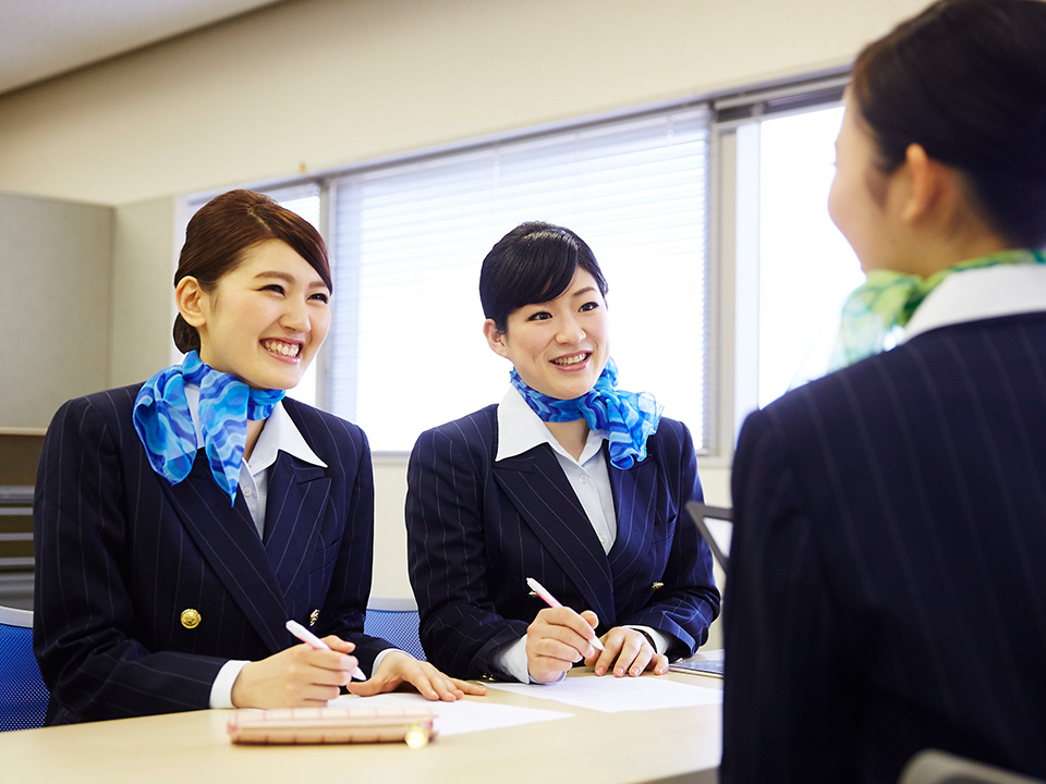 CA画像 JAL、7年ぶり新制服着用開始 CAは11代目、地上係員7代目